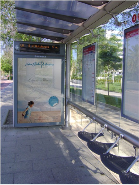 Montaje de cartel en parada de autobus Ana Belén Martínez Life Coach.